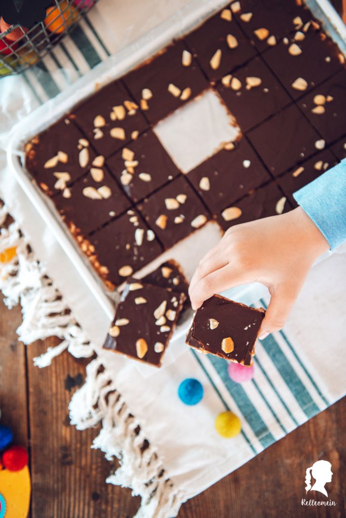 Dattel Karamell & Erdnuss Riegel für Kinder ohne Zucker und Gedöns | relleomein.de #zuckerfrei #vegan #Süßigkeiten #Foodblogger