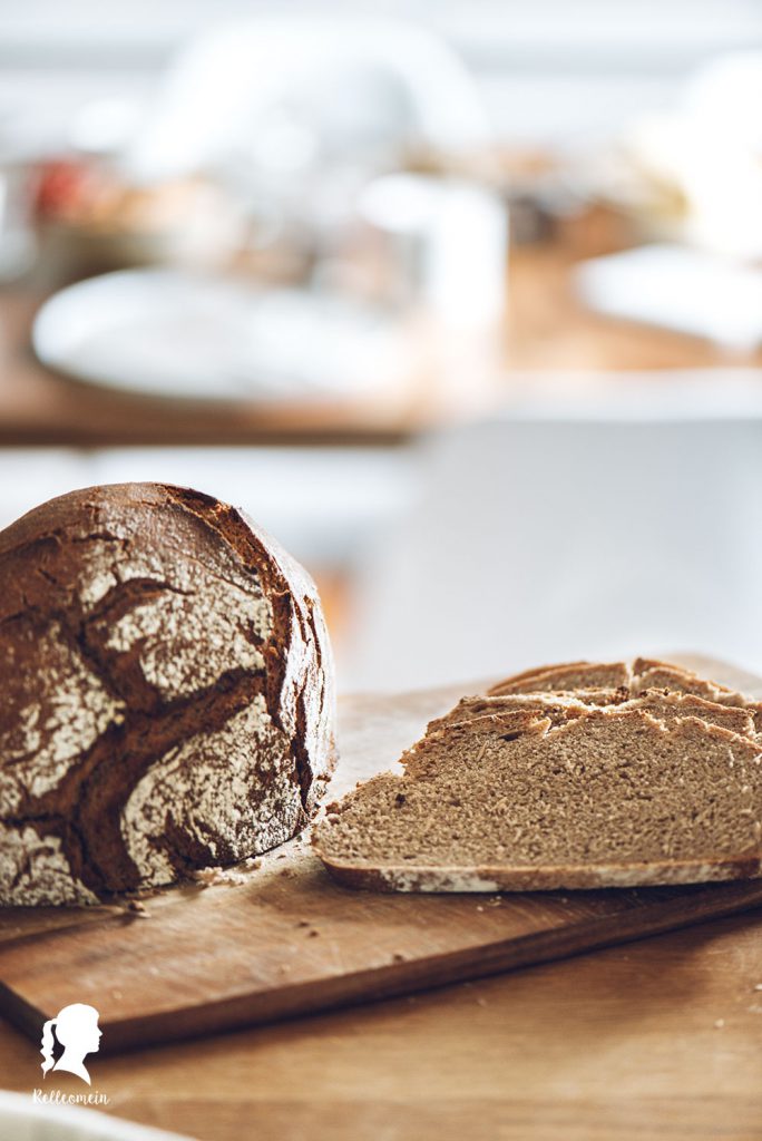 Dinkelbrot mit Roggensauerteig - Brot backen ohne Hefe | relleomein.de #brotbacken #foodblogger #brotrezept