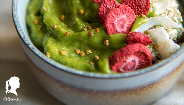 Grüne Smoothie Bowl zum Frühstück mit Quinoflocken, Kokosflakes und getrockneten Erdbeeren | relleomein.de