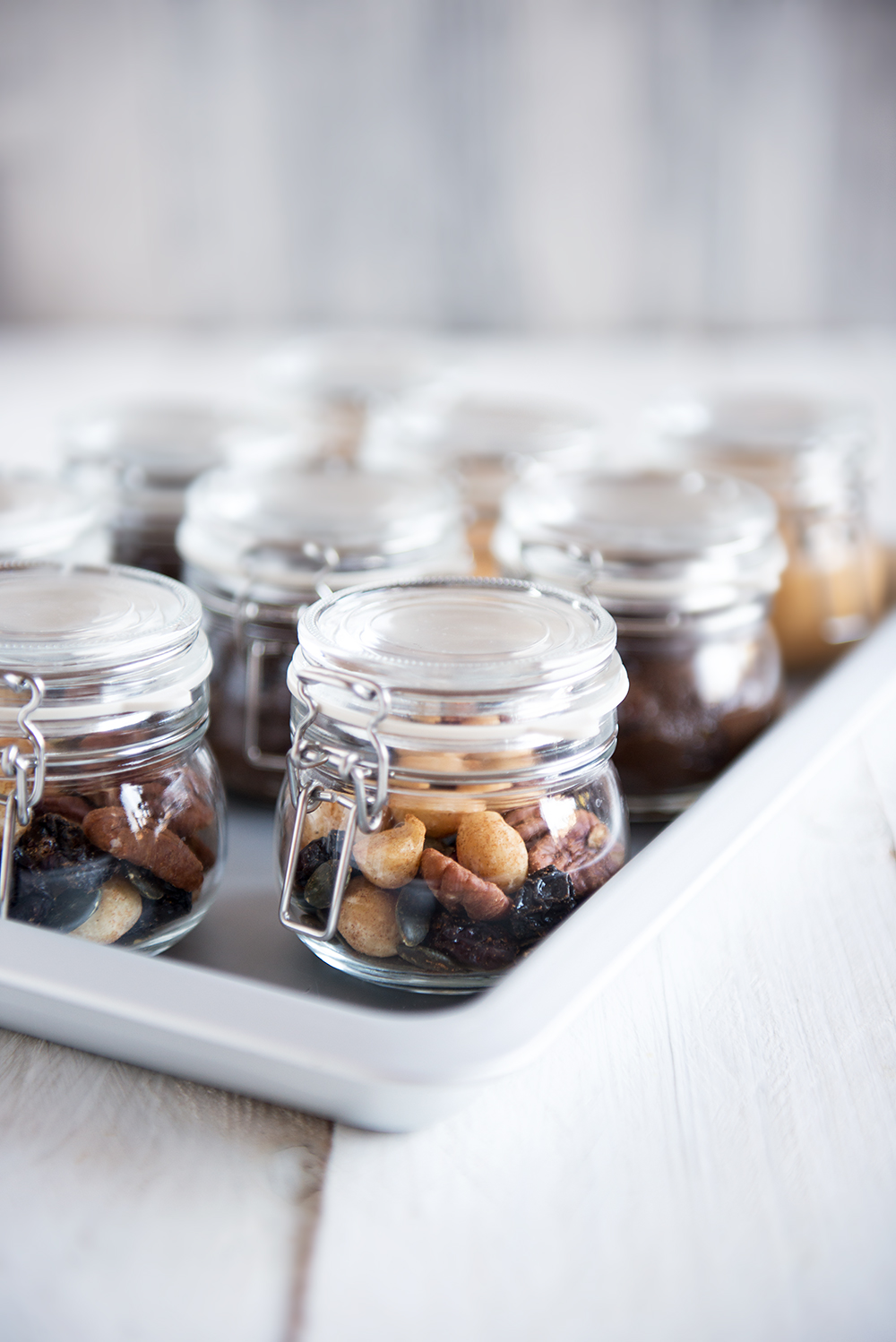 Gesunde Snacks - Hummus, Studentenfutter und Avocado-Schoko-Pudding | relleomein.de #vegan #snacks