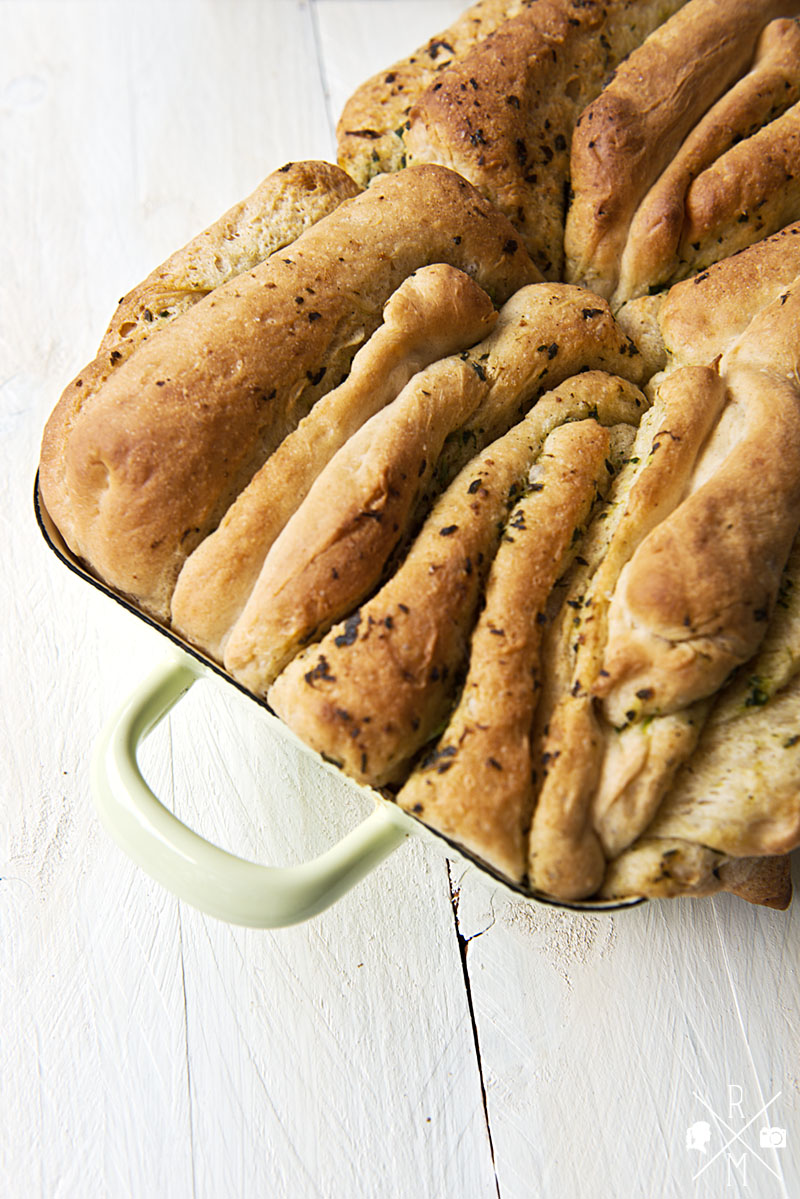 Knoblauchbrot mit veganer Kräuterbutter und Dinkelmehl | relleomein.de