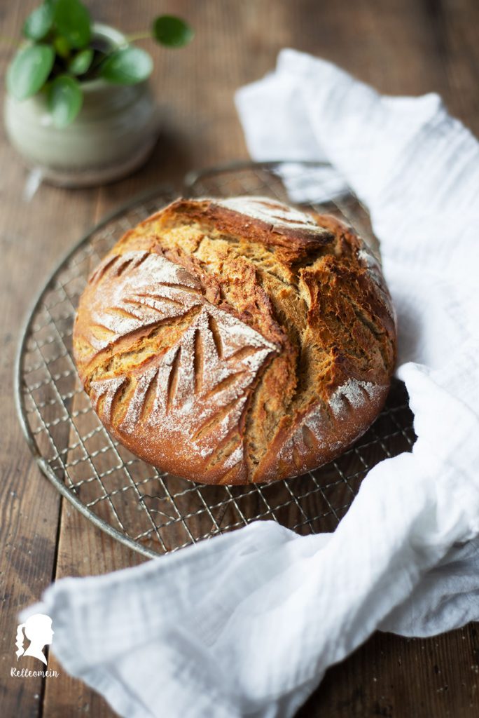 Einfaches Krustenbrot mit Sauerteig und Hefe inkl. Thermomix Rezept - Anfängerbrot perfekt zum Verbrauchen des Anstellgutes | relleomein.de #sauerteig #brotbacken #thermomix