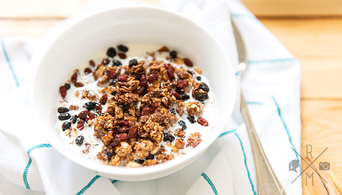 Kokos-Nuss-Müsli mit Kirschen und Goji-Beeren aus dem Backofen | relleomein.de #müsli #granola #vegan #frühstück