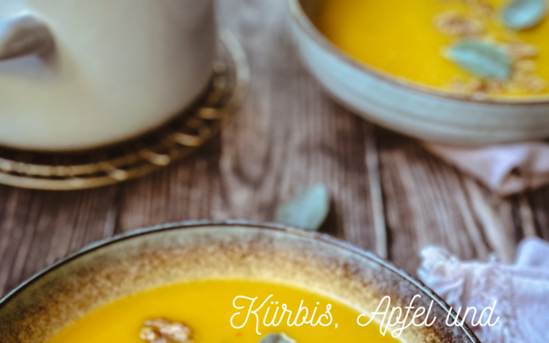 Butternutkürbis-Suppe mit Apfel und knusprigem Walnuss-Salbei-Topping