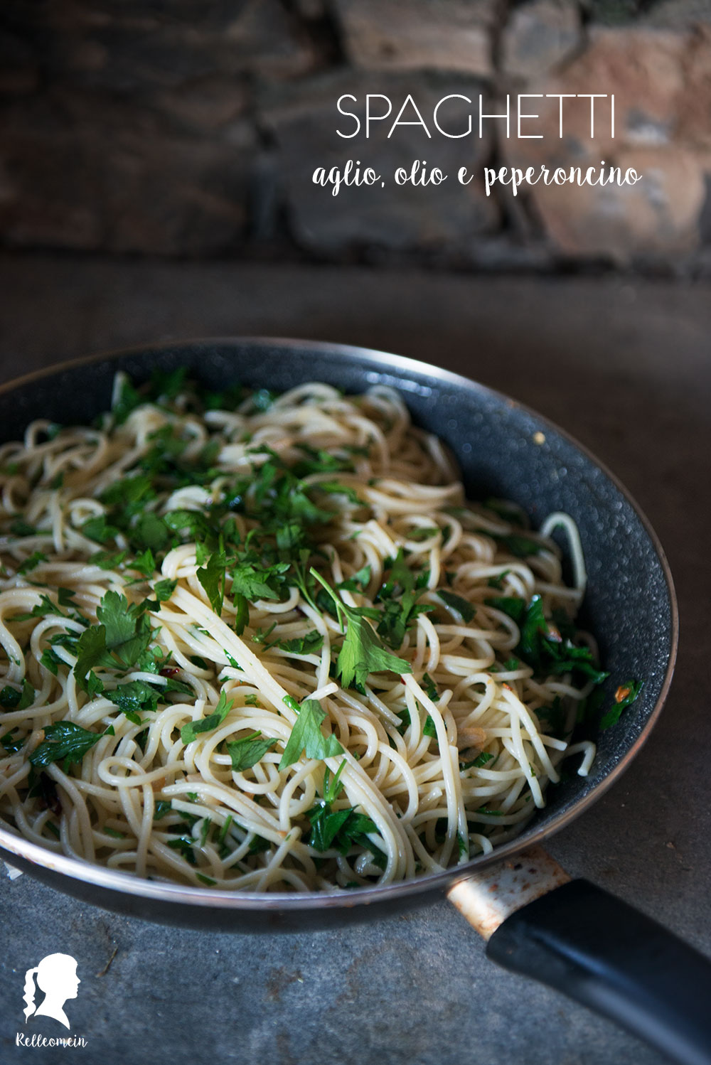 Spaghetti aglio, olio e peperonci - Schnelles Abendessen - Veganes Rezept | relleomein.de #pasta #vegan #schnellegerichte
