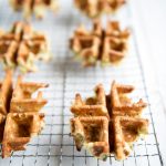 Herzhafte Waffeln mit Zucchini und Käse für Kinder | relleomein.de #rezept #thermomix #kinder #toddler