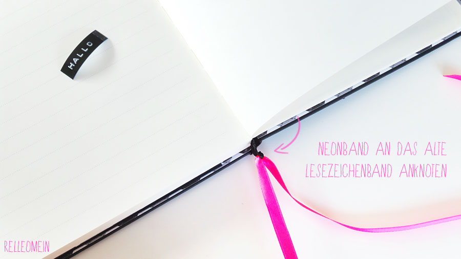 Lesezeichen festknoten im Notizbuch